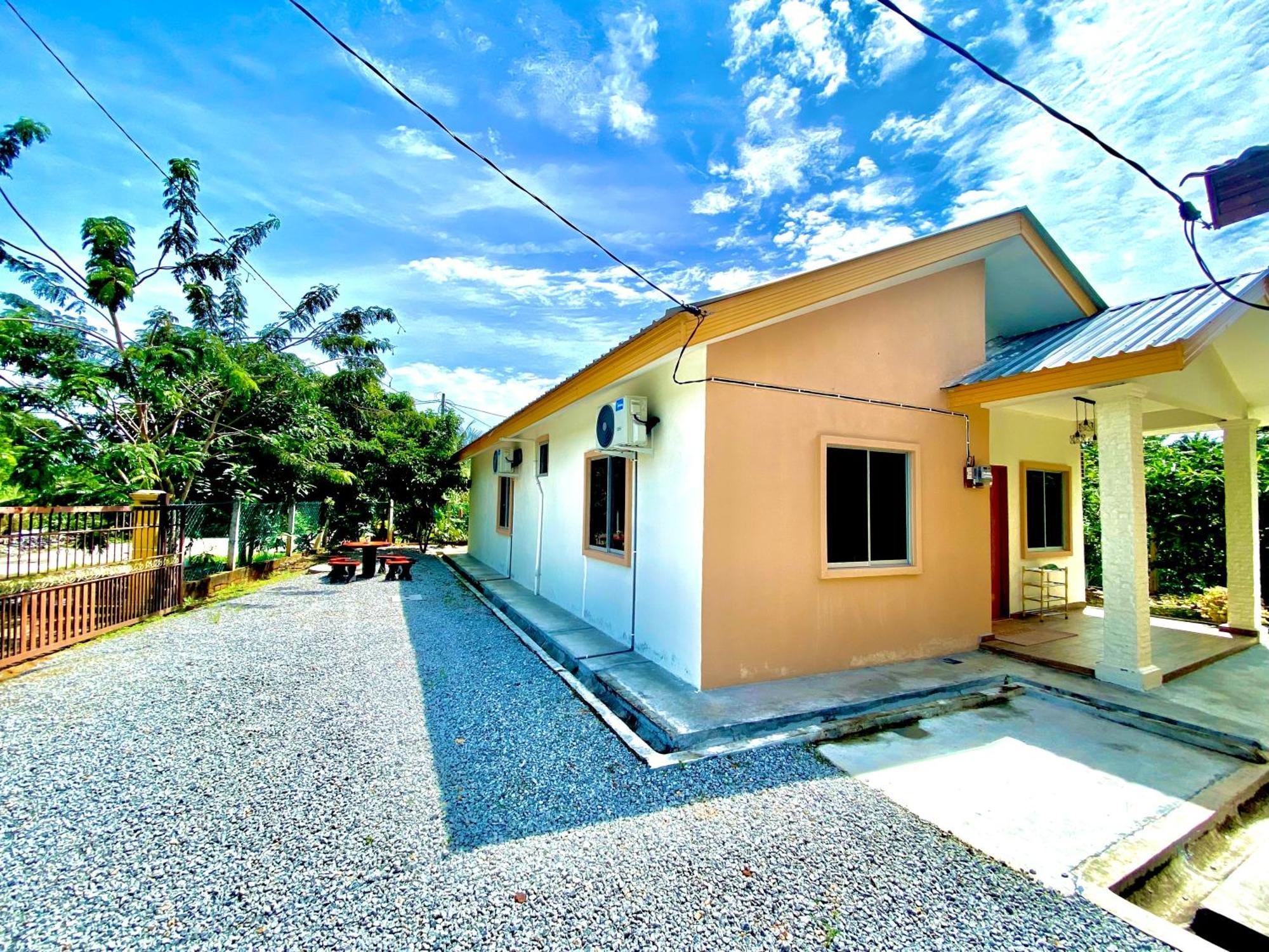 Raees Homestay Kampong Tanjong Minyak Ngoại thất bức ảnh